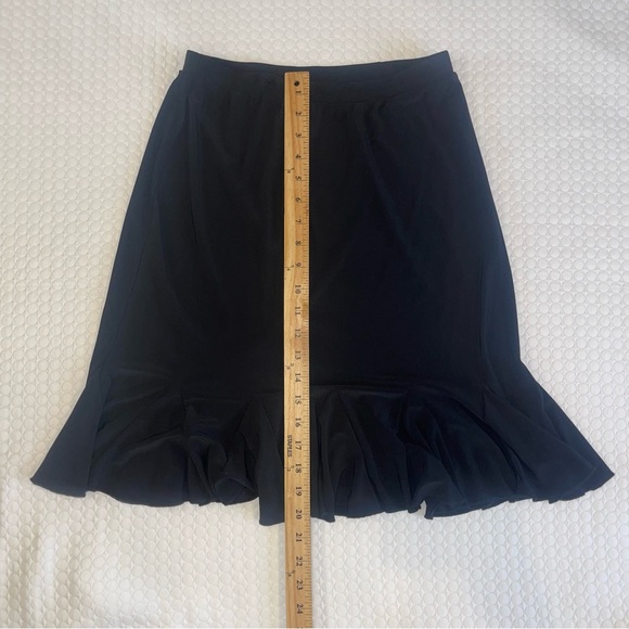 WHBM. Classic Black Skirt. Sz: XS. Stretchy. Figure flattering & forgiving 💕 - Picture 9 of 12